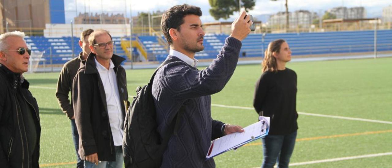 Pablo Bisbal, de la RFEF, inspecciona el pasado lunes las instalaciones del Polideportivo de Sant Joan.