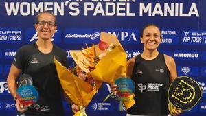 Lucía y Virginia con sus trofeos de campeonas en Manila