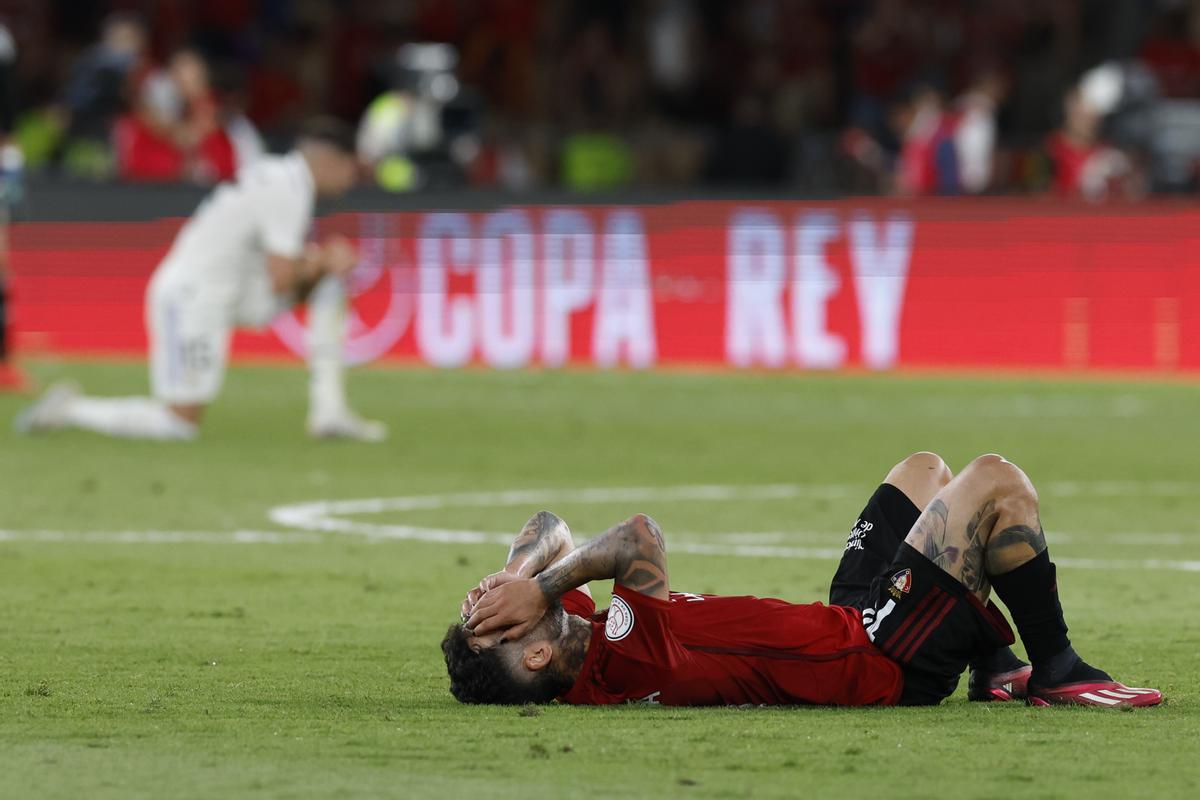 SEVILLA, 06/05/2023.- El centrocampista de Osasuna, Rubén García, a la finalización del encuentro correspondiente a la final de la Copa del Rey que han disputado hoy sábado frente al Real Madrid en el estadio La Cartuja de Sevilla. EFE/Julio Muñoz.