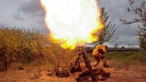 Un militar ucraniano dispara un mortero en la región de Járkov.