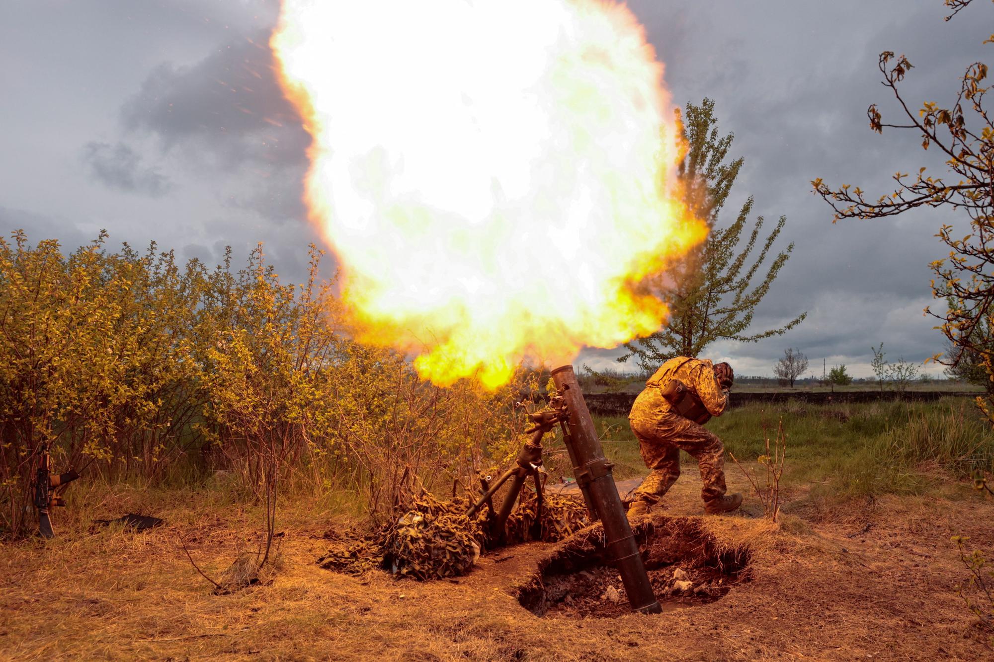 Un militar ucraniano dispara un mortero en la región de Járkov.