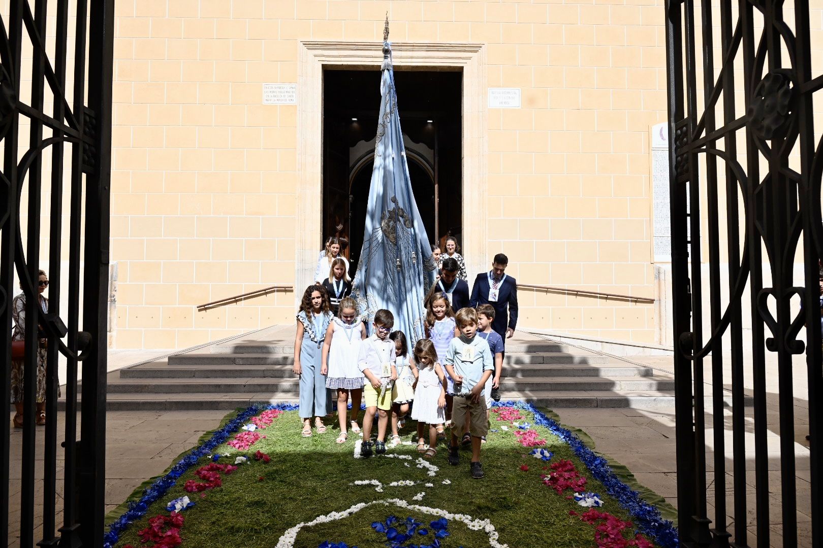 Búscate en las fotos de la misa y procesión de Els Lluïsos de Vila-real