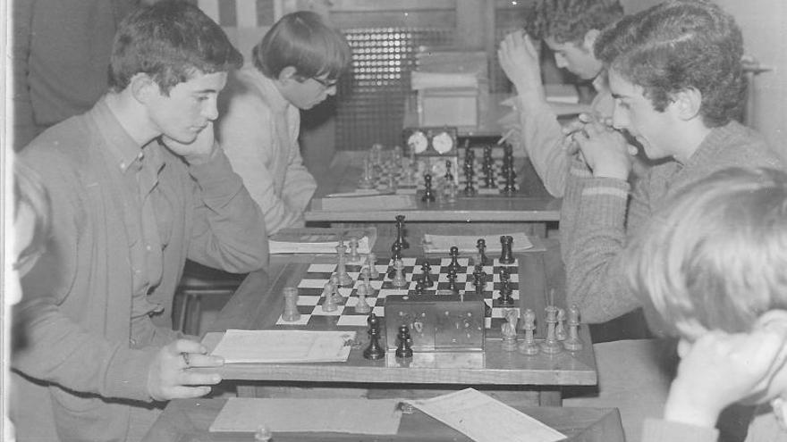 Debajo, Fernando (a la izquierda) y su compañero del Santa Irene  Julio Villot, disputando muy concentrados una partida en  el torneo escolar de 1970