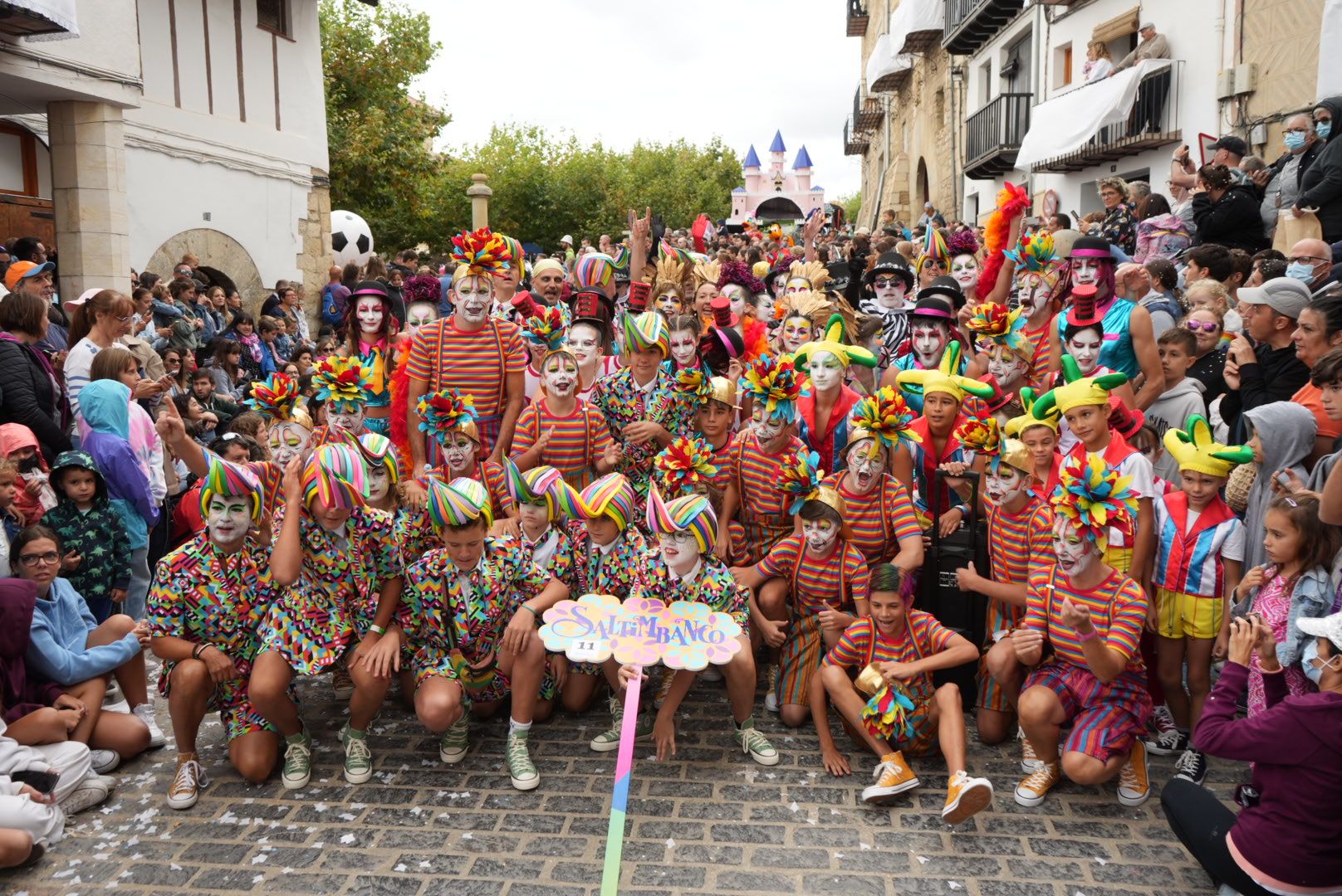 Batalla de confeti y desfile de carrozas en el Anunci de Morella