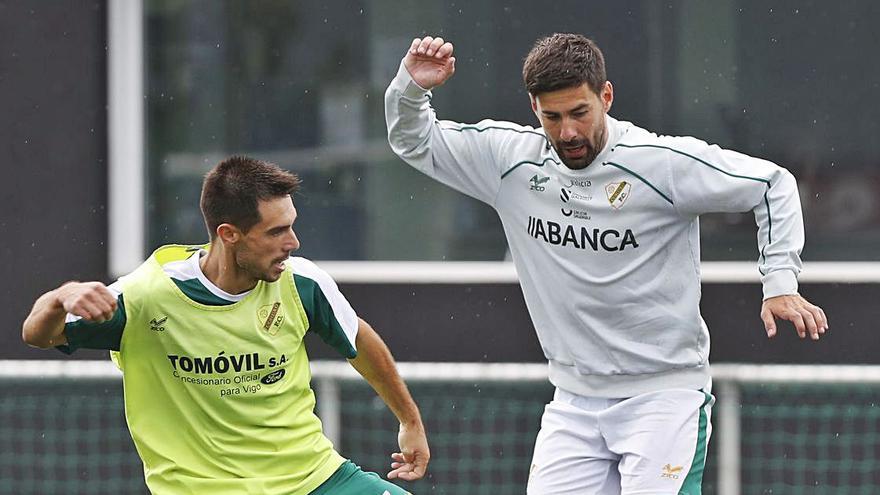 Gonza, durante un entrenamiento con Aitor Aspas. |  // RICARDO GROBAS