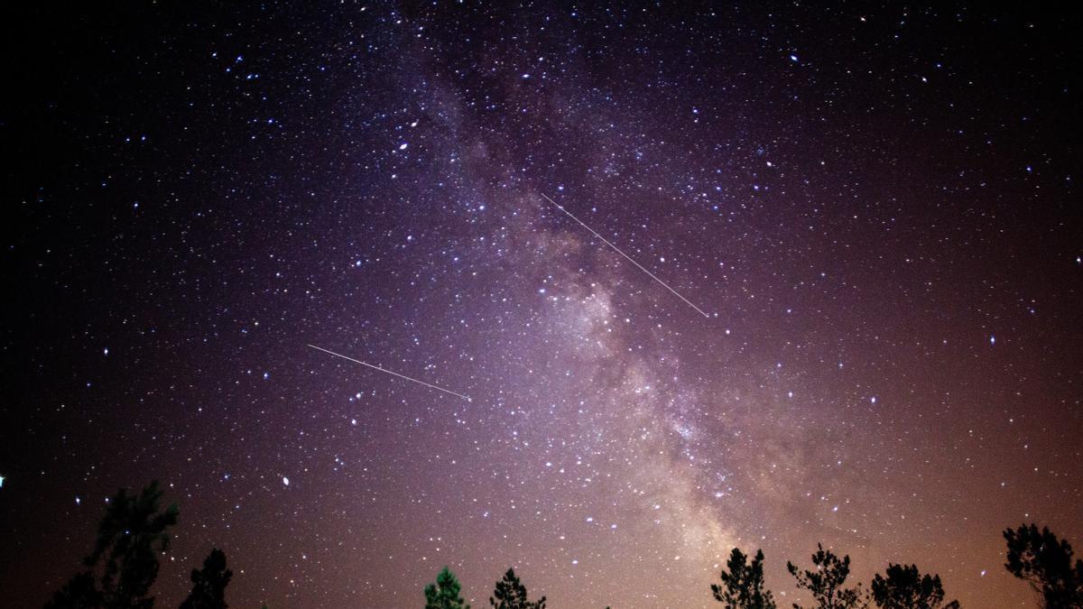 Fotografía de una porción de cielo surcada por estrellas fugaces durante el fenómeno conocido como &quot;Lágrimas de San Lorenzo&quot;