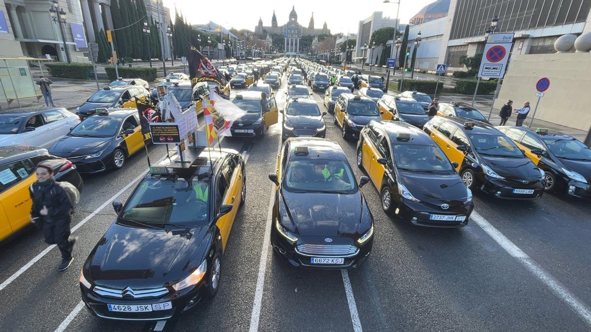 Marcha lenta de taxis en Barcelona