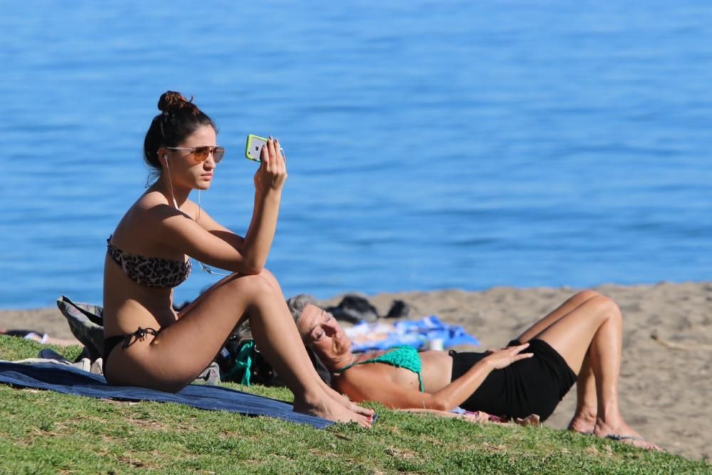 La subida de las temperaturas de los últimos días, que tendrá el sábado sus máximas, ha llevado a muchos malagueños a las playas de la capital.