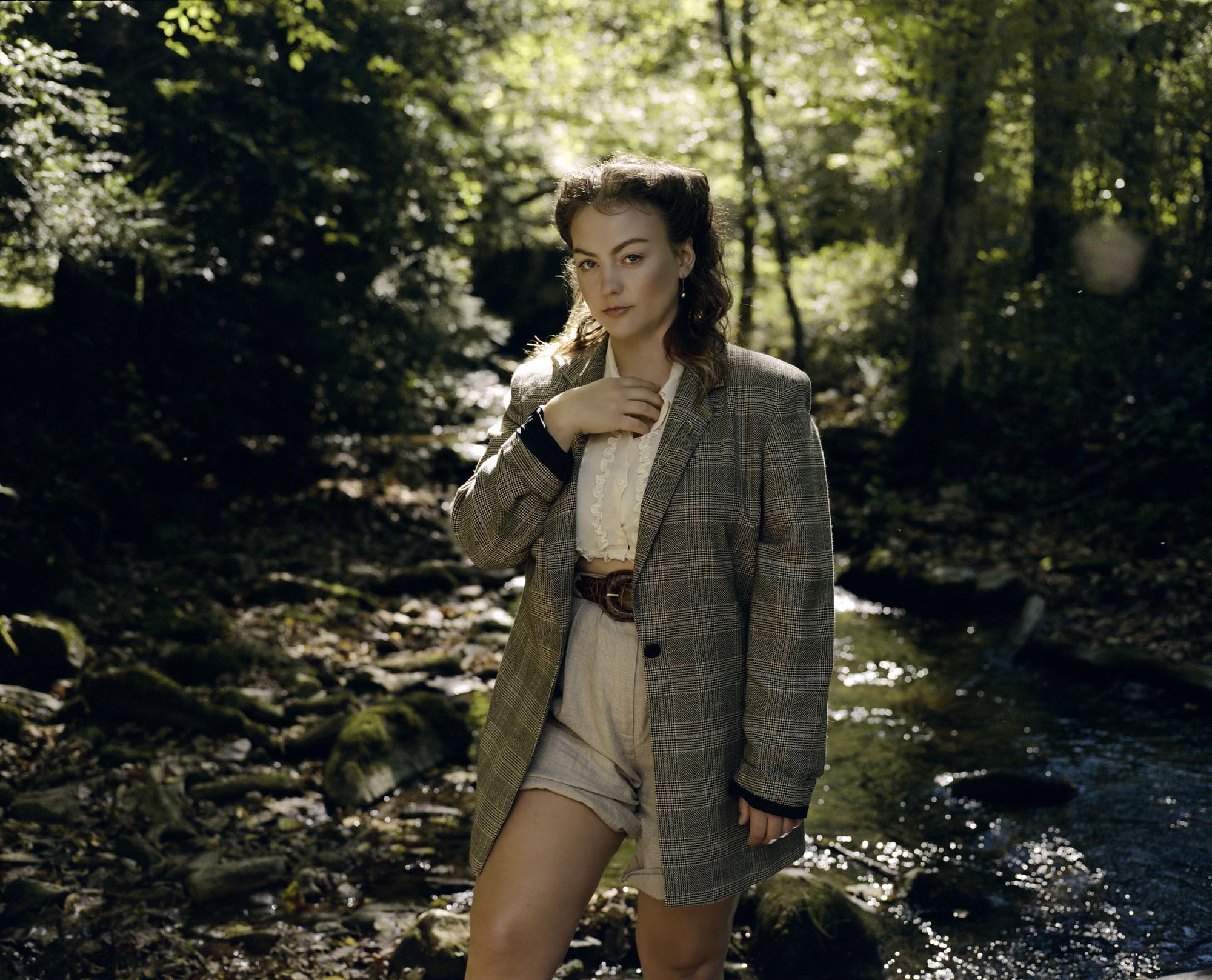 Angel Olsen, feliz lejos de todo y cerca de la naturaleza.