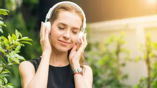 Si usas auriculares a diario, podrías perder audición en solo 5 minutos