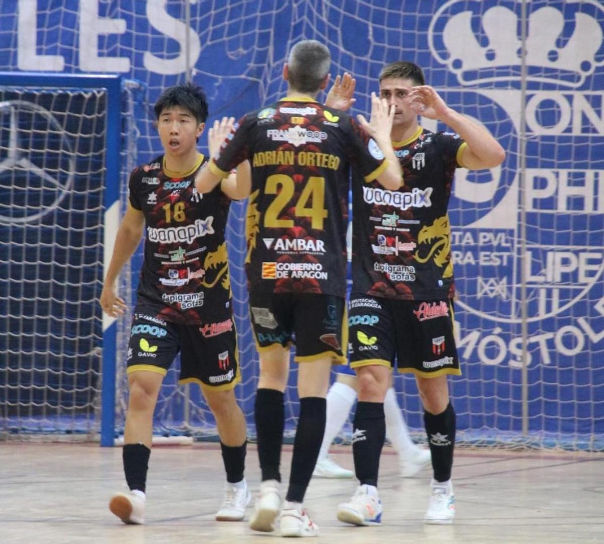Kike Liao, Adrián Ortego y Augusto celebran el tanto del pívot argentino en Móstoles.