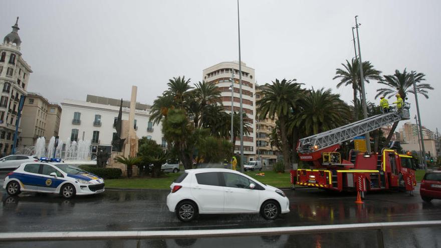 Los Bomberos durante la retirada este mediodía de la bandera de la plaza del Mar