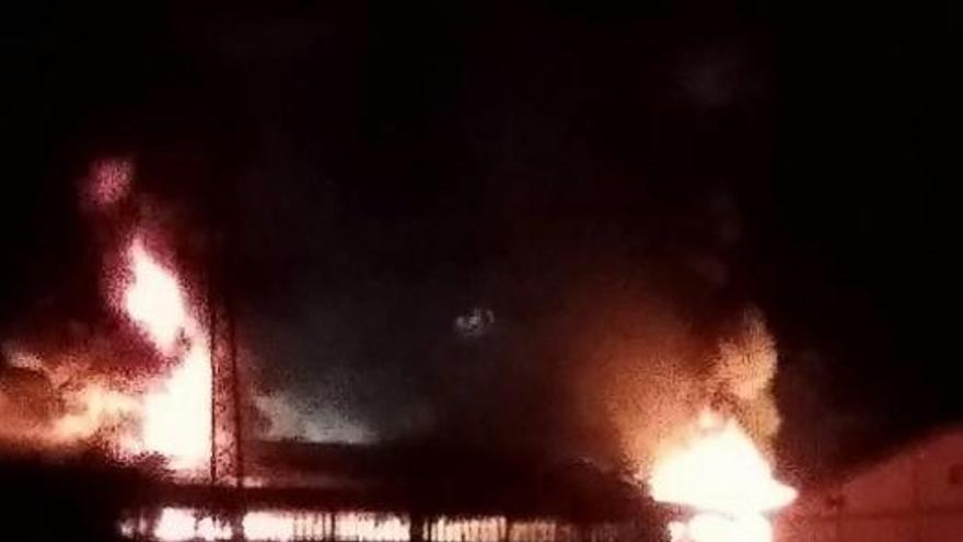 Els bombers donen per extingit el foc a la fàbrica tèxtil Fibresa d&#039;Avià