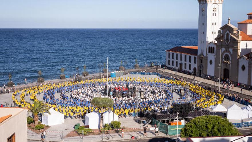 Imagen del baile que logró el récord Guinness en la plaza de la Patrona de Canarias.