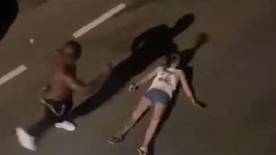 Golpea a una mujer, le dan una paliza y, para vengarse, rompe un coche en Tenerife