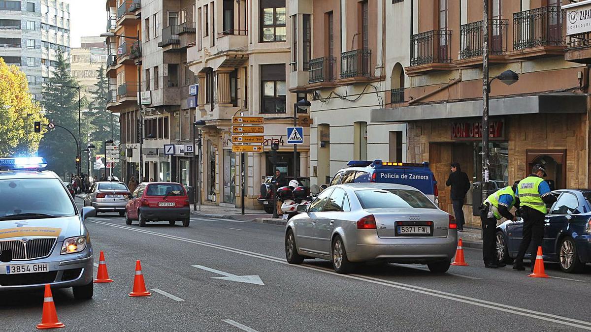 La Policía Municipal durante un control de alcoholemia en la capital.