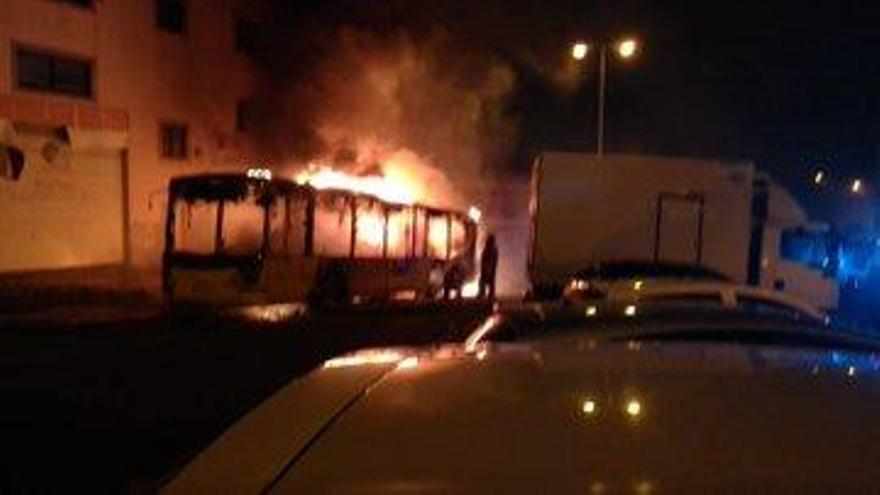 Arde una guagua en La Isleta