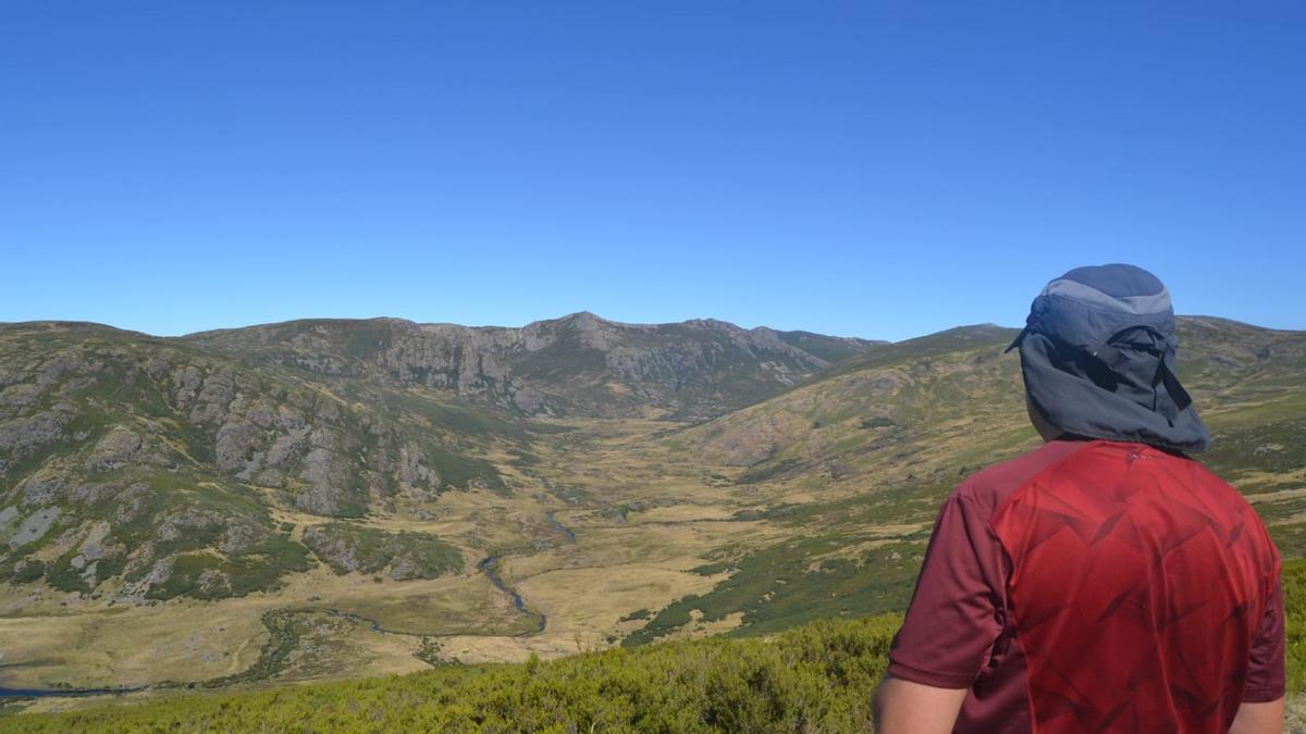 Una persona contempla un paisaje.