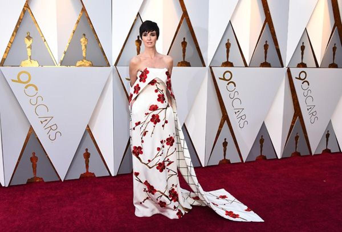 Paz Vega, impresionante con vestido blanco de flores rojas y cuadros