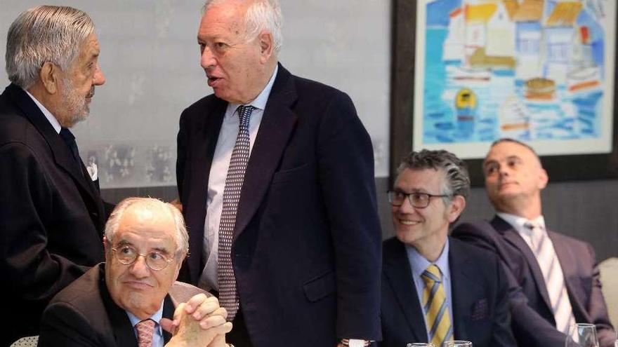 Margallo saluda a Marques de Magallanes en presencia de Pérez Nieto, Touza y Cebreiros. // M.G.Brea