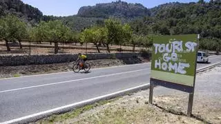 Protestas en Mallorca: Vandalizan con el ‘Tourist go home’ los carteles de la Serra de Tramuntana
