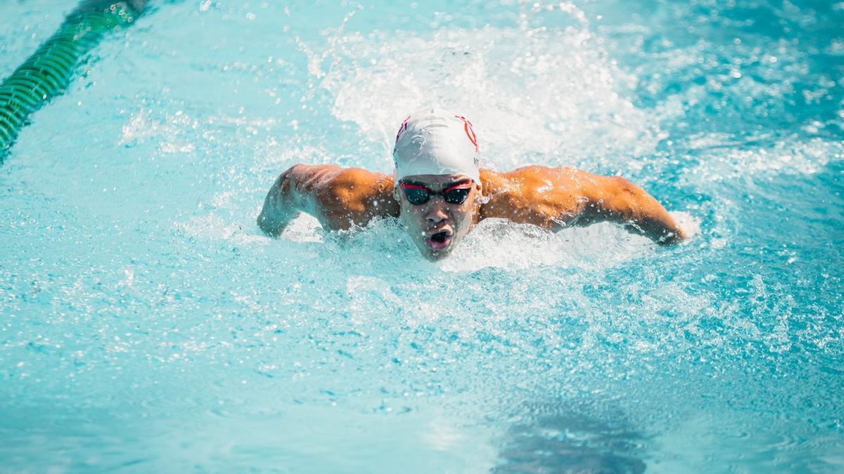 Gorros de natación para proteger el cabello y los oídos en el agua