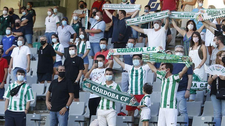 Aficionados del Córdoba CF, en El Arcángel, durante el amistoso contra el Marbella.