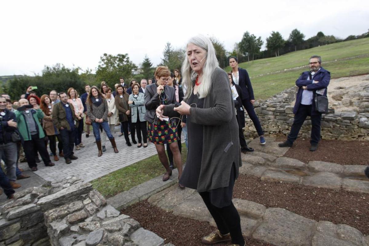 Mary Beard visitando la Villa Romana de Veranes Mary Beard visitando la Villa Romana de Veranes