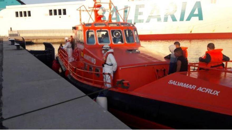 Mitarbeiter der Seenotrettung brachten die Insassen des Flüchtlingsbootes nach Palma de Mallorca