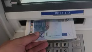 ¿Cuándo se cobra el paro este agosto de 2025? Fecha del Banco Santander, Caixabank y otras entidades