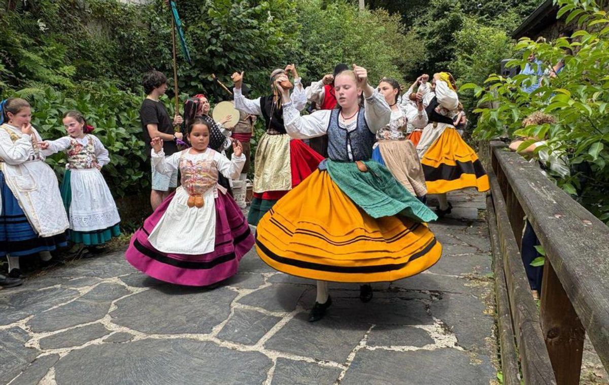 El Grupo de Baile de «La Corte», de Enverniego (Valdés). | D. ÁLVAREZ