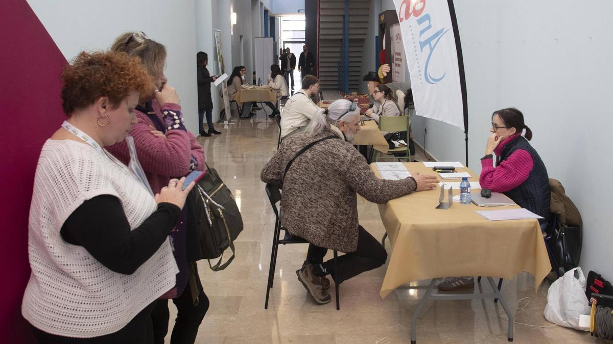 Imagen de un reciente maratón de entrevistas de trabajo celebrado en Xàtiva.