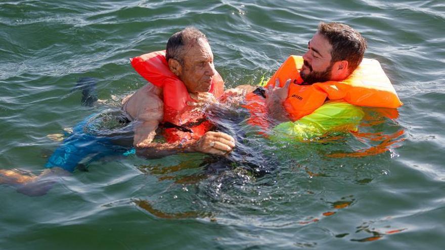 José Estela y Santiago Marí nadan en el mar.