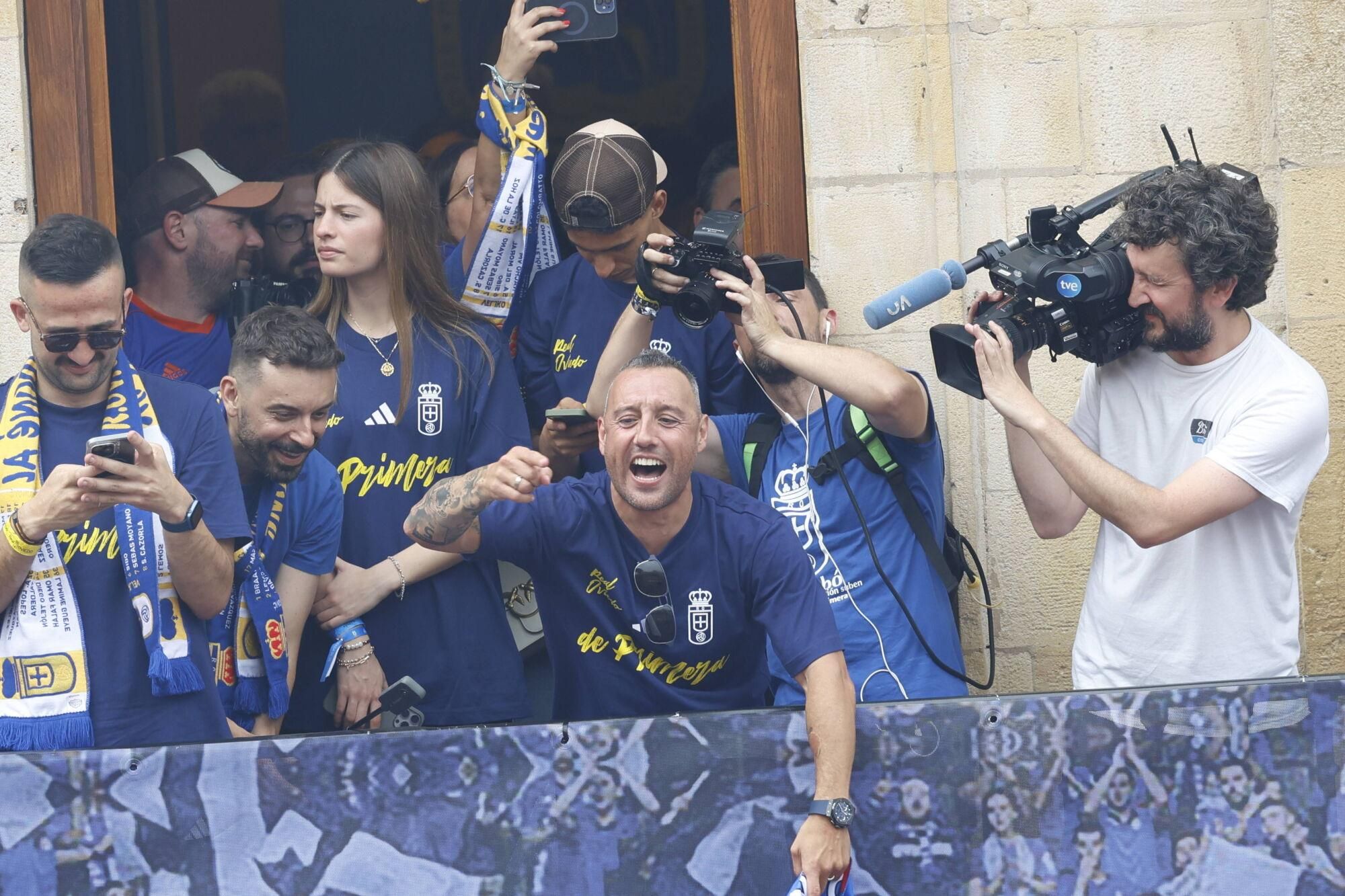 Locura azul en las calles de Oviedo para celebrar el ascenso del equipo a Primera División