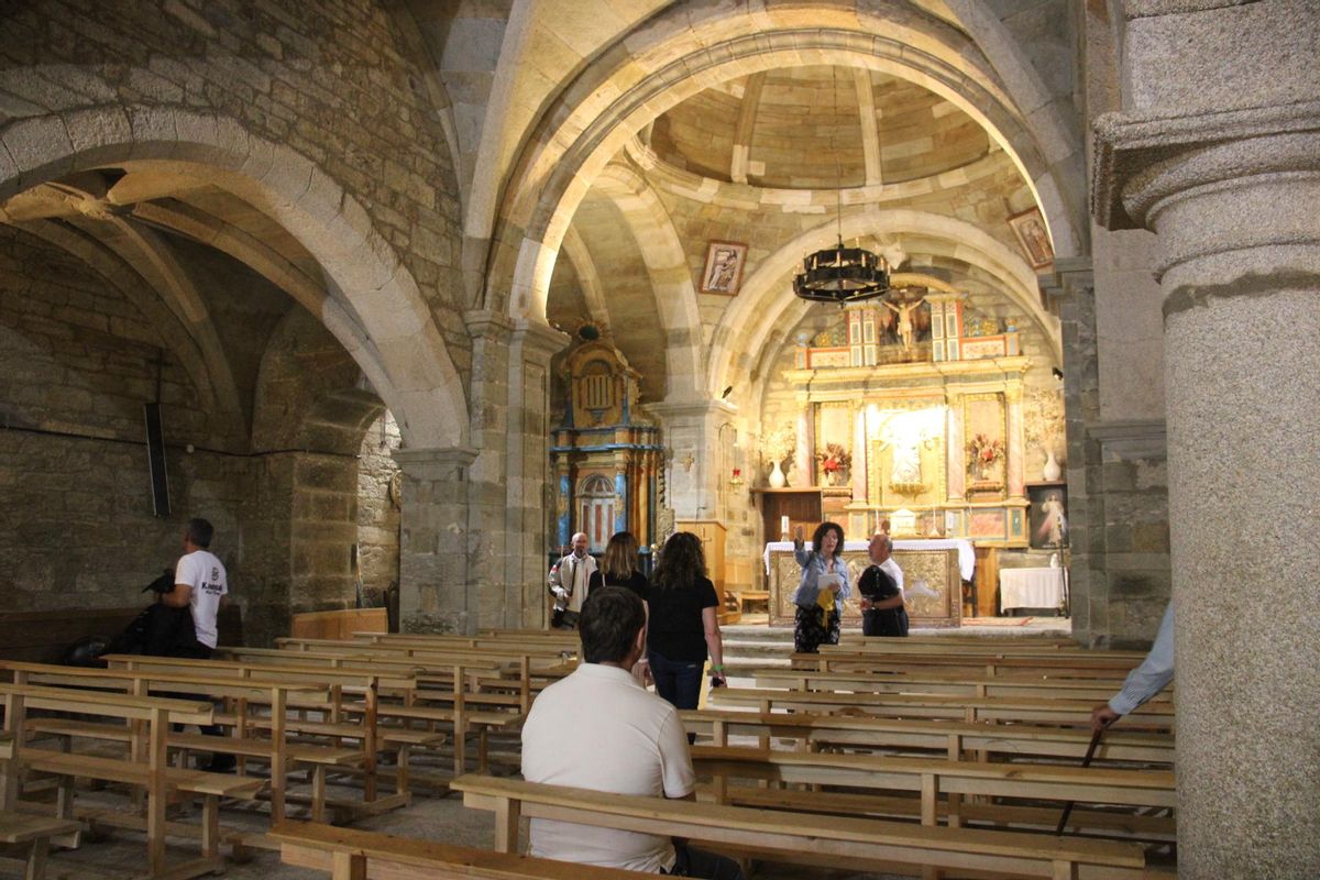 Sandra explica a los visitantes la historia de la iglesia