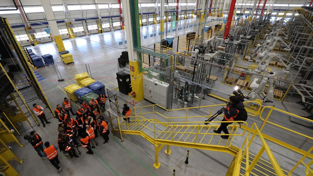 Vista panorámica del almacén de Amazon en Plaza, con una planta de 52.000 metros cuadrados.