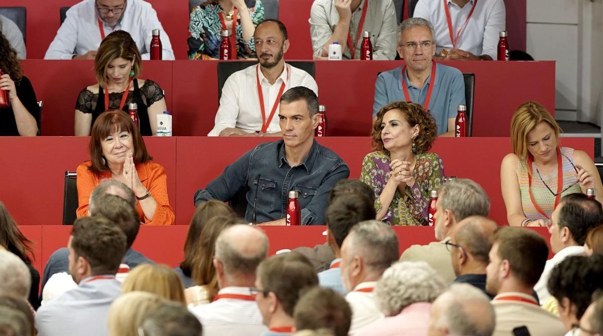 Sánchez insisteix a "salvar el vaixell" però perd un altre peó Sánchez insisteix a "salvar el vaixell" però perd un altre peó