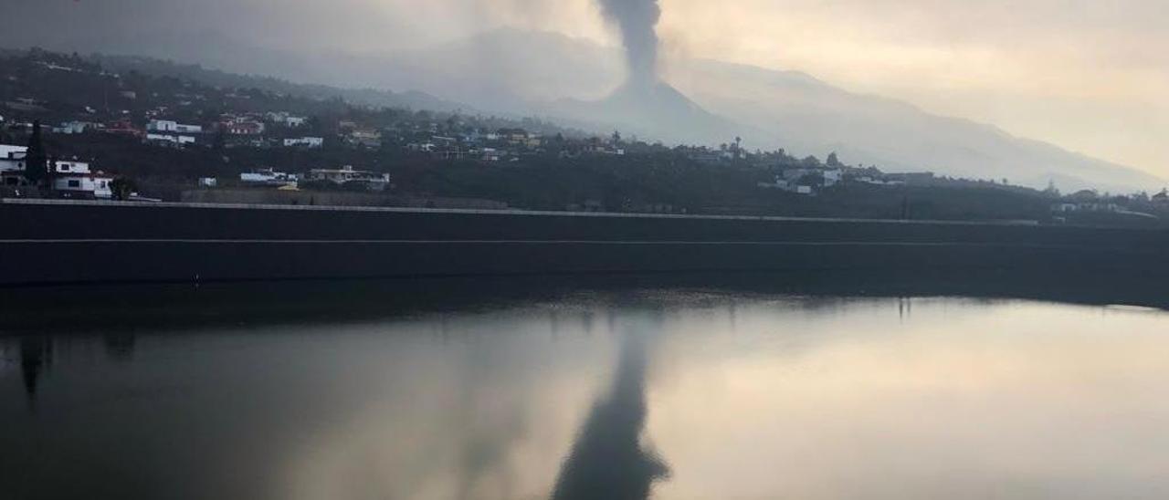 El volcán de La Palma expulsa más ceniza que nunca