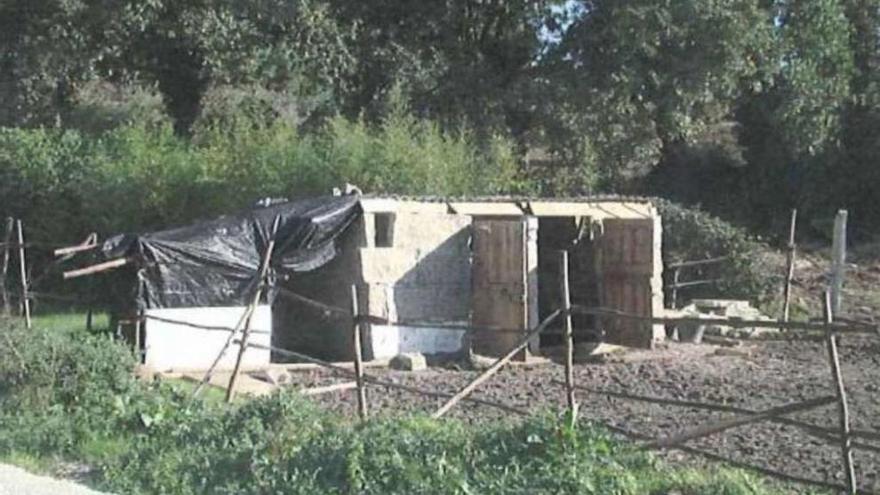 Vista de un establo para guardar animales en un núcleo rural.