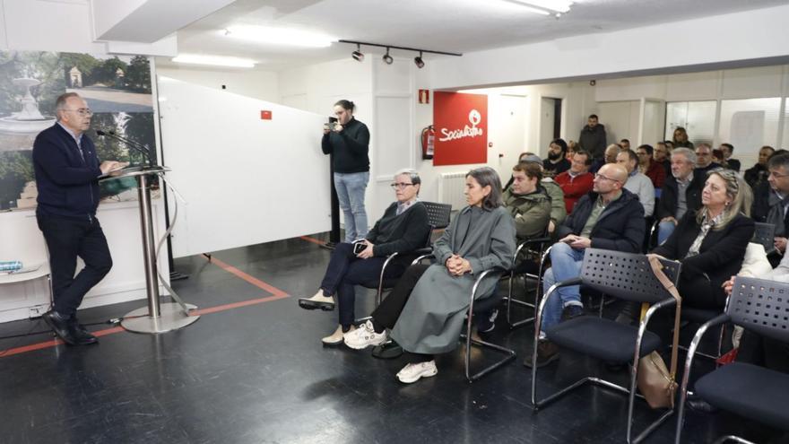 Sánchez Bugallo dirigiéndose ayer a la militancia socialista durante la asamblea extraordinaria en la que se dio a conocer la lista / antonio hernández