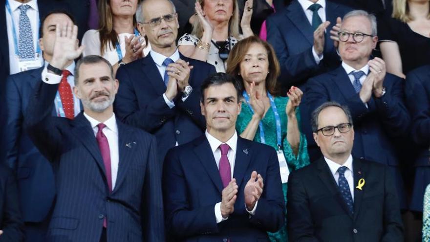 Torra, junto al Rey y Pedro Sánchez durante la inauguración de los Juegos Mediterráneos