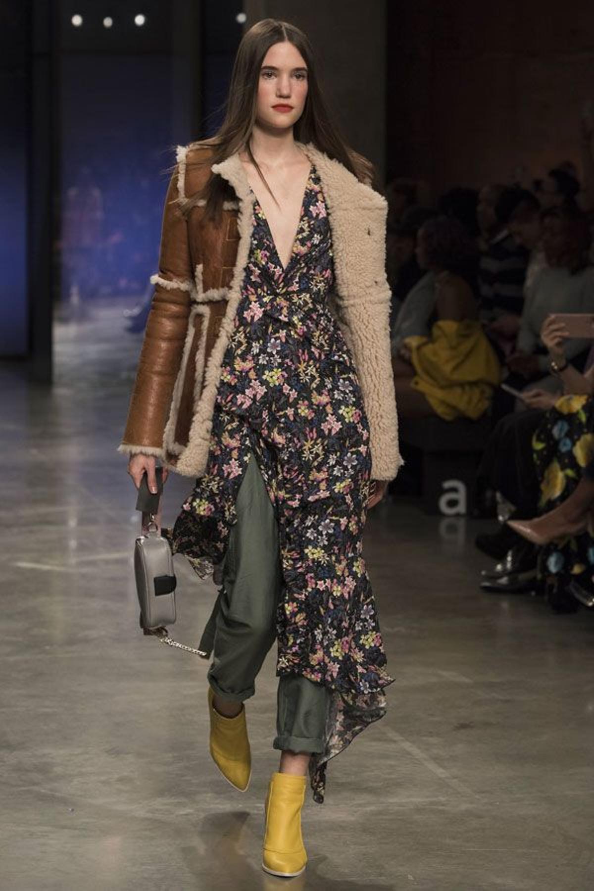 Topshop Unique otoño/invierno 2017: vestidos sobre pantalones