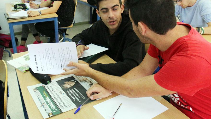 Sólo un 8 por ciento de los alumnos de Bachillerato en España se informa de la actualidad a través de los periódicos impresos y opta en su mayoría por medios online y redes.