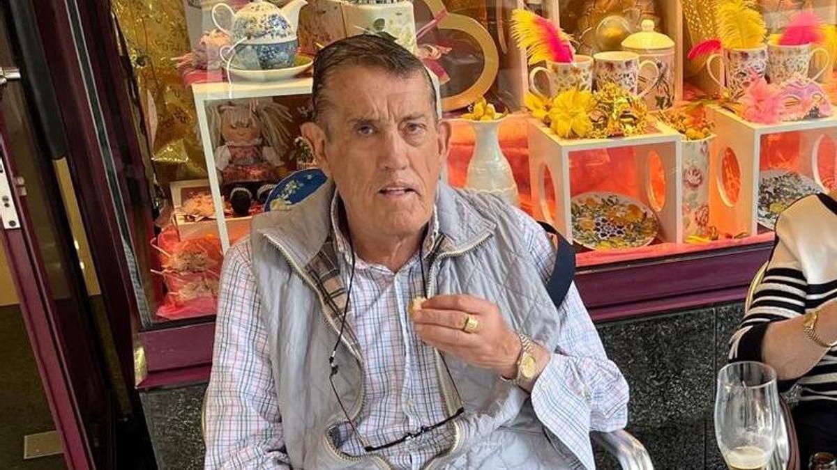 Moises Trelles, en una terraza de Pola de Laviana, hace unos meses.