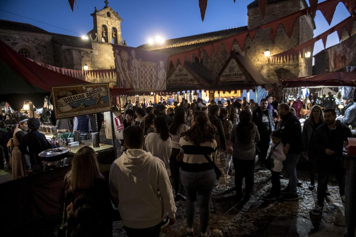 GALERÍA | Así es el Mercado Medieval de Cáceres con el regreso de la cetrería GALERÍA | Así es el Mercado Medieval de Cáceres con el regreso de la cetrería