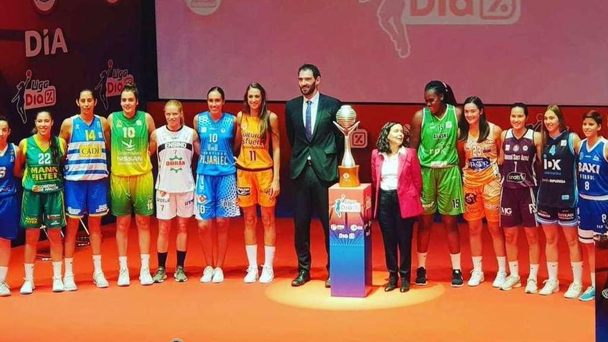 Las capitanas de los equipos de Liga Femenina con el presidente de la FEB, Jorge Garbajosa.