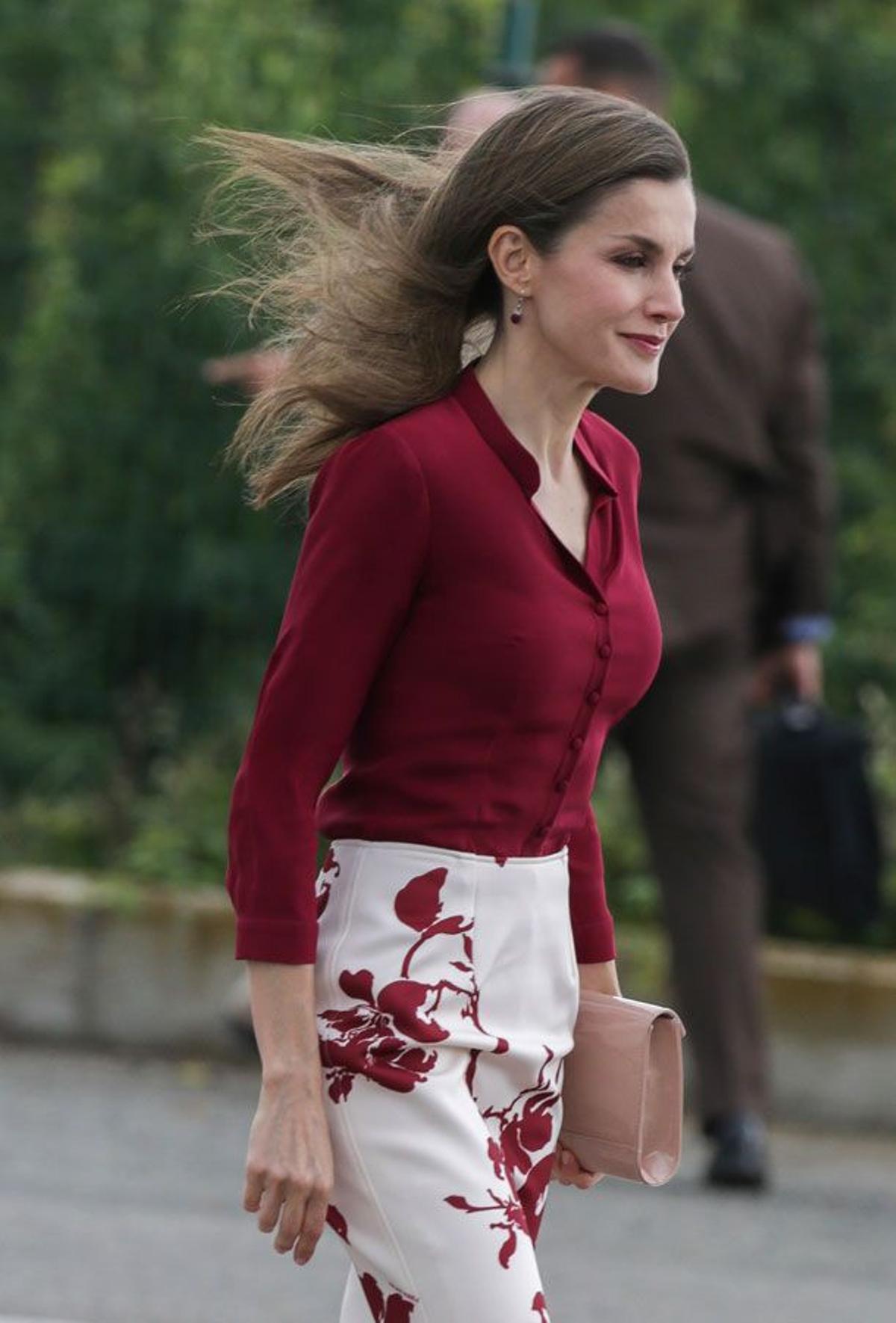 Letizia Ortiz con conjunto granate y cartera de mano rosa de Felipe Varela