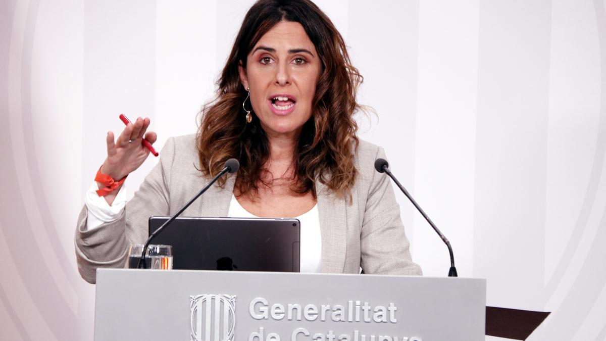 La portaveu del Govern, Patrícia Plaja, gesticula en la roda de premsa posterior al Consell Executiu