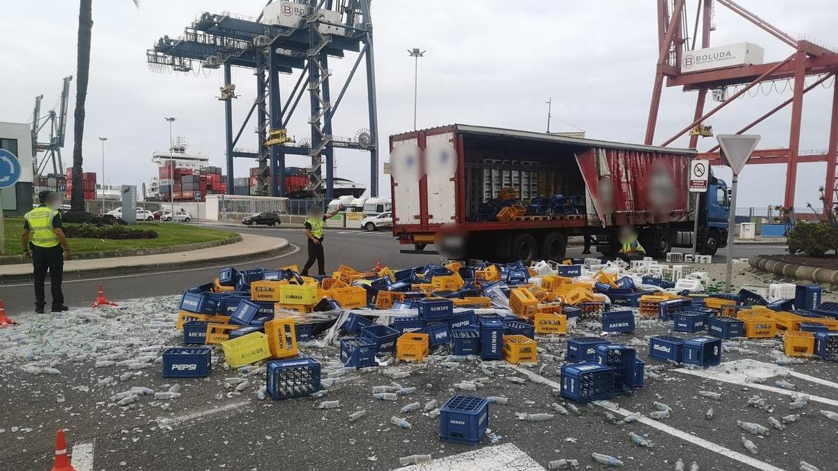 Botellas de vidrio de refresco que cayeron esta tarde sobre una rotonda en el Puerto.