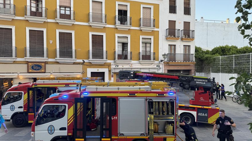 Imagen de los bomberos y la Policía Local actuando en la plaza de la Encarnación